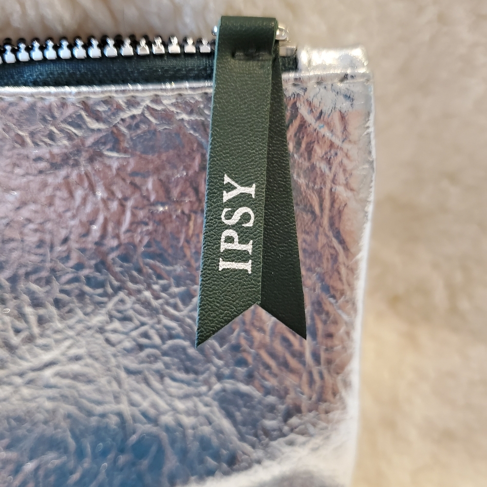 NEW Ipsy Silver December 2019 Metallic Glambag Makeup Bag NWOT - Picture 5 of 6
